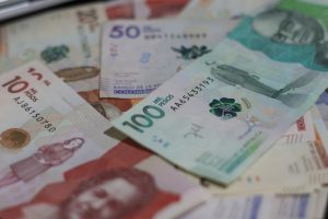 India's forex reserves rise by USD 305 million to USD 654.3 billion