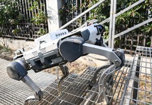 Package delivery robot uses AI to climb steps, navigate neighborhood