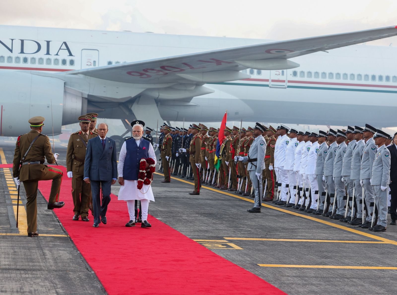 Mauritius PM, along with 200 dignitaries, welcomes PM Modi at airport