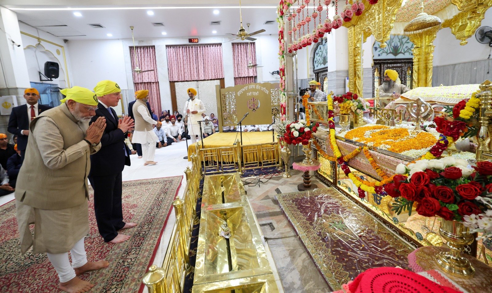 PM Modi, New Zealand PM Christopher Luxon pay obeisance at Gurdwara Rakab Ganj Sahib