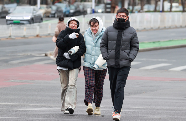 Cold winds sweep Beijing, closing key sites, disrupting travel