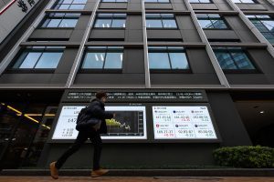 Asian stocks dive as tariff tensions rise