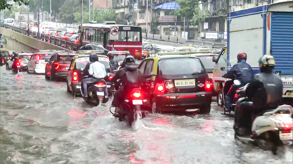 Heavy rains disrupt daily life in Mumbai; IMD issues red alert for several districts