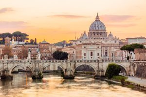 Cardinals hope for speedy conclave to pick new pope, under Michelangelo's gaze