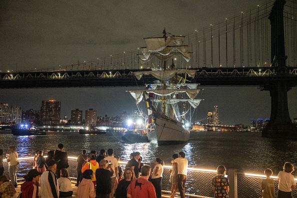 Mexican Navy tall ship crashes into Brooklyn Bridge, injuring 19