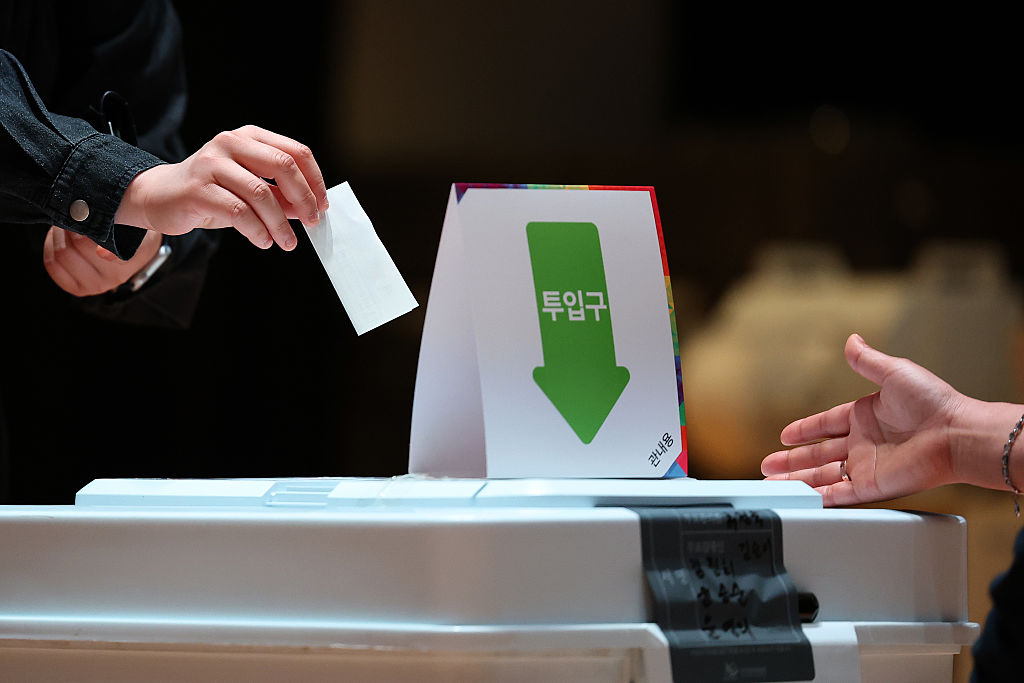South Koreans turn out in record numbers for early voting as presidential hopefuls vow change