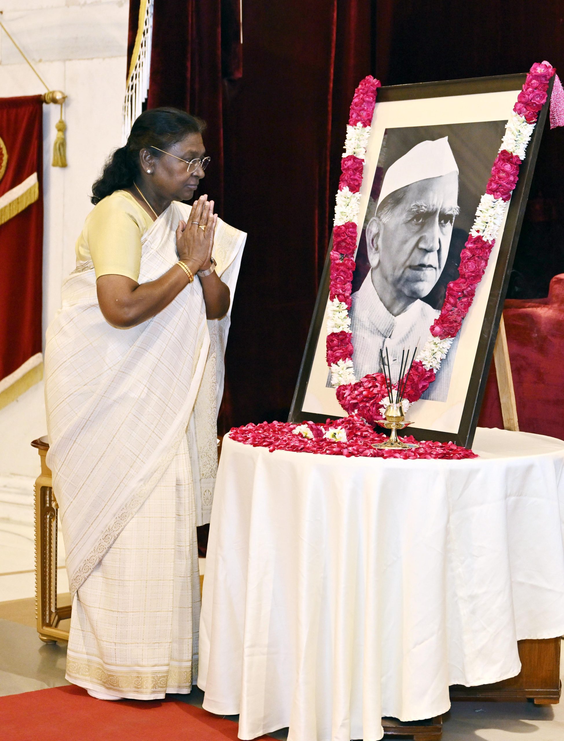 Draupadi Murmu pays floral tributes to Fakhruddin Ali Ahmed on his birth anniversary