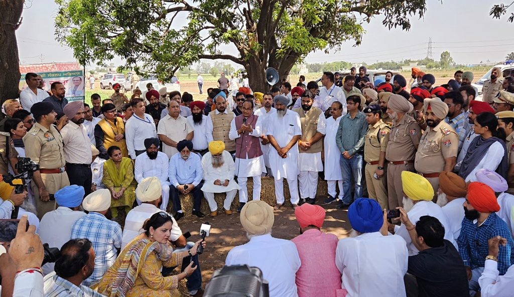 Shivraj Singh Chouhan interacts with farmers in Patiala