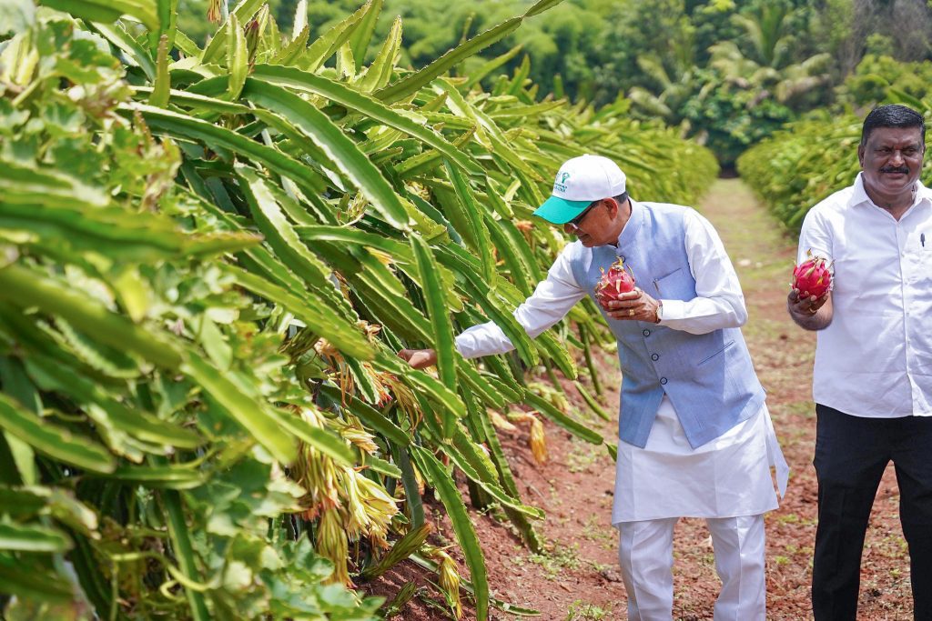 Shivraj Singh Chouhan visits Karnataka farmers' fields under 'Viksit Krishi Sankalp Abhiyan'