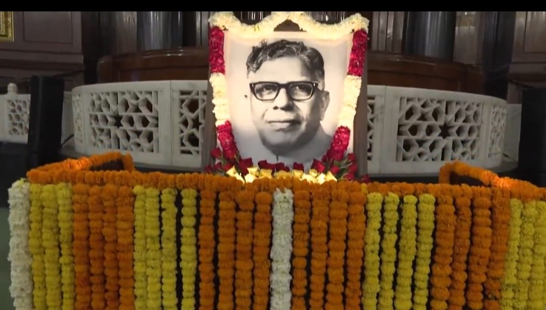 Om Birla pays floral tribute to former speaker K.S. Hegde on his birth anniversary