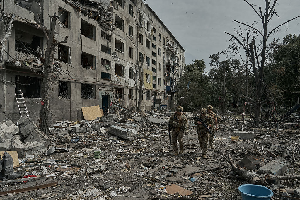 Russian attacks kill one in eastern Ukraine, one in the north