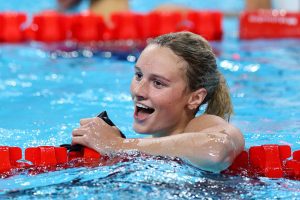 Swimming-Canadian teen McIntosh shatters 400 metres freestyle record