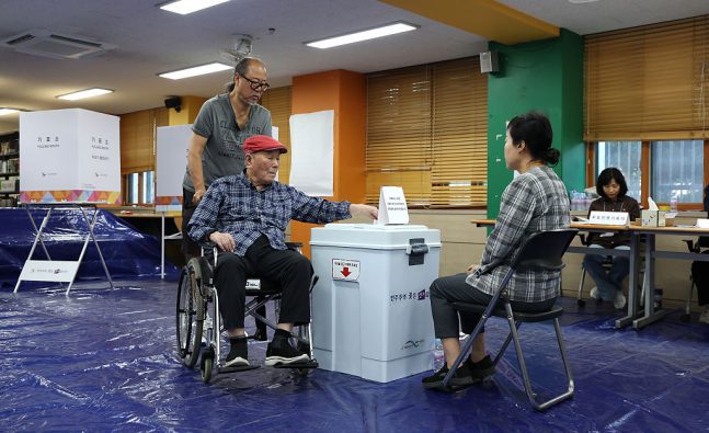 South Koreans vote for president in hope of restoring stability after martial law crisis
