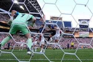 Inter Milan strike late to progress with 2-0 win over River Plate