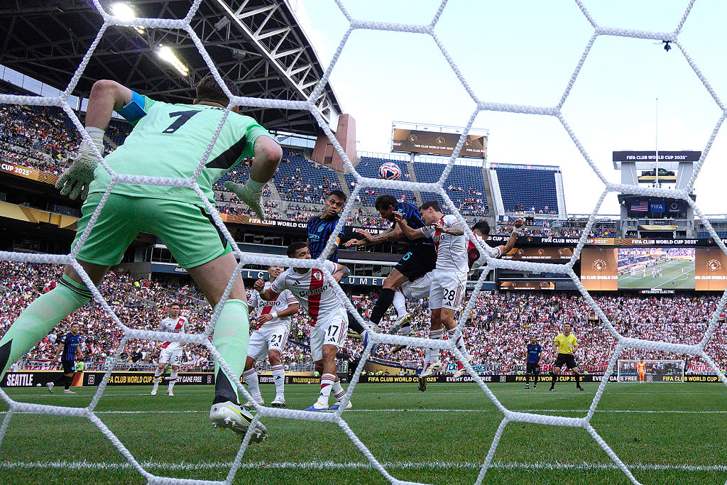 Inter Milan strike late to progress with 2-0 win over River Plate