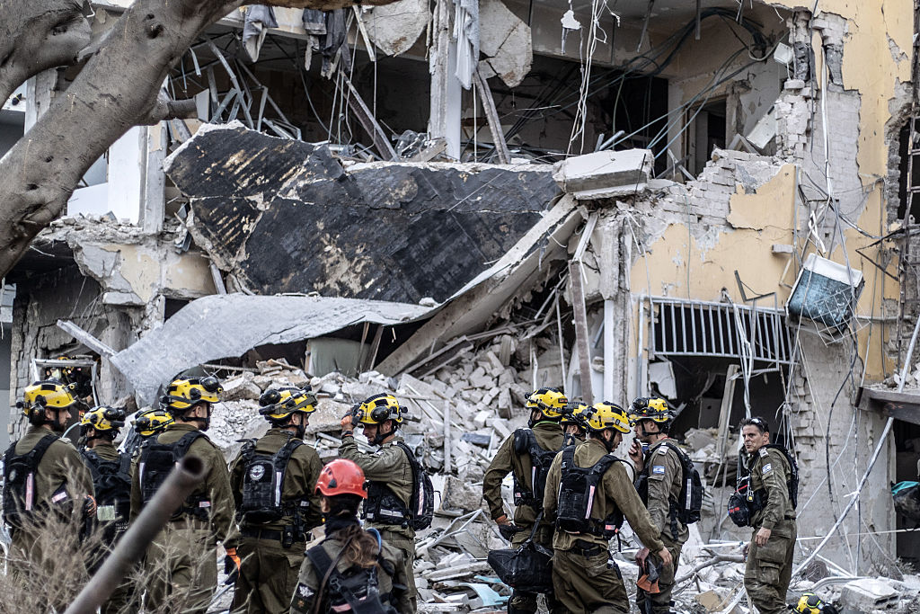 Iran and Israel Exchange Fresh Strikes as Global Leaders Push for Ceasefire