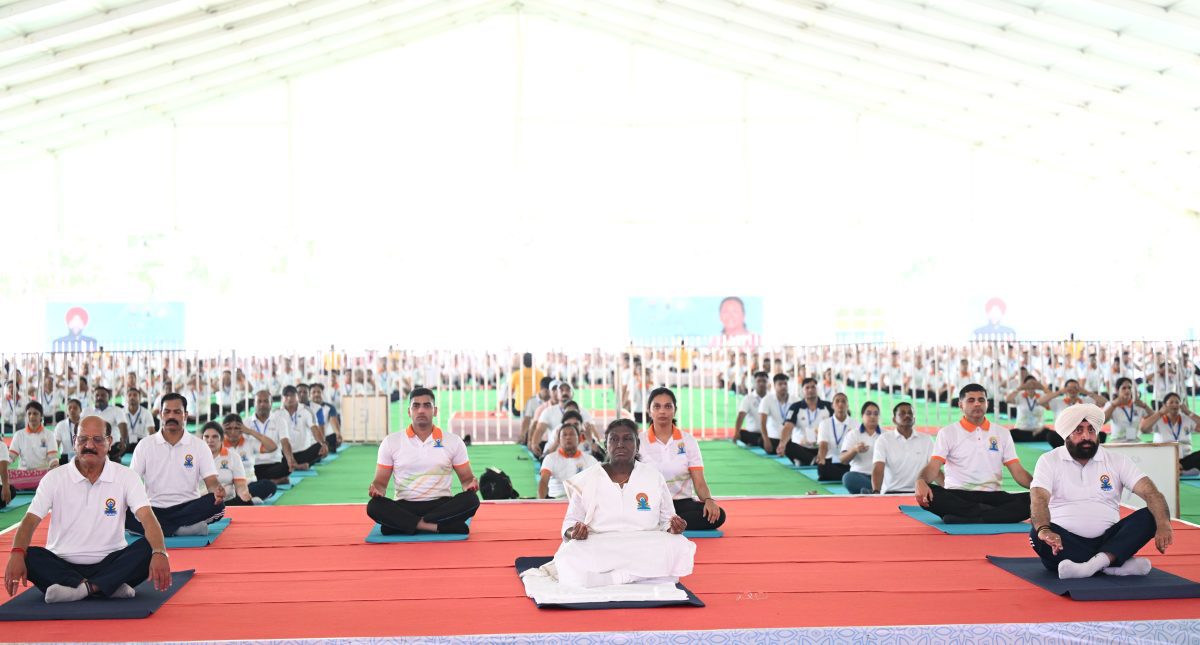 President participates in mass yoga event in Uttarakhand
