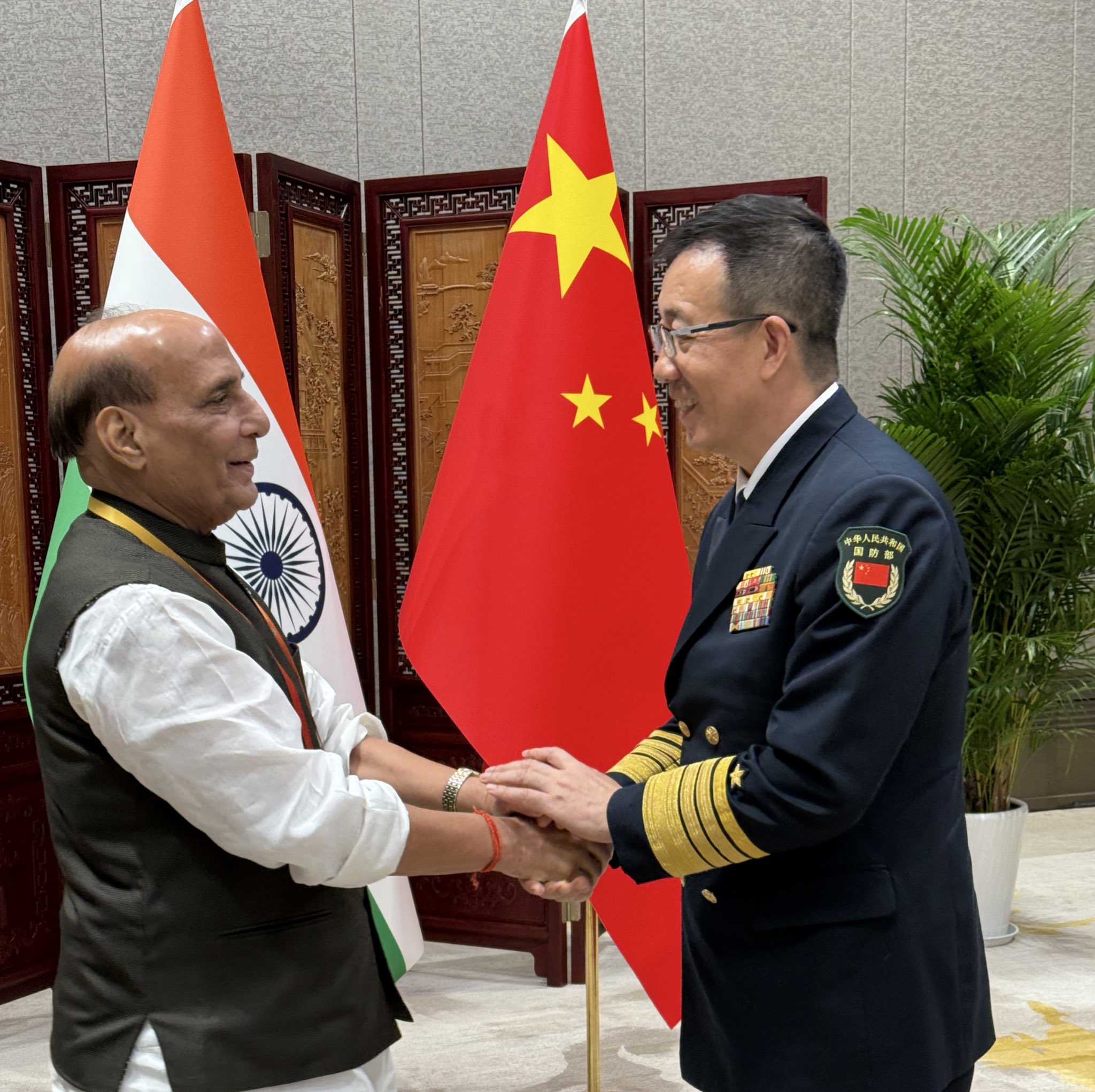 Rajnath Singh meets Chinese Defence Minister, urges both sides to maintain positive momentum