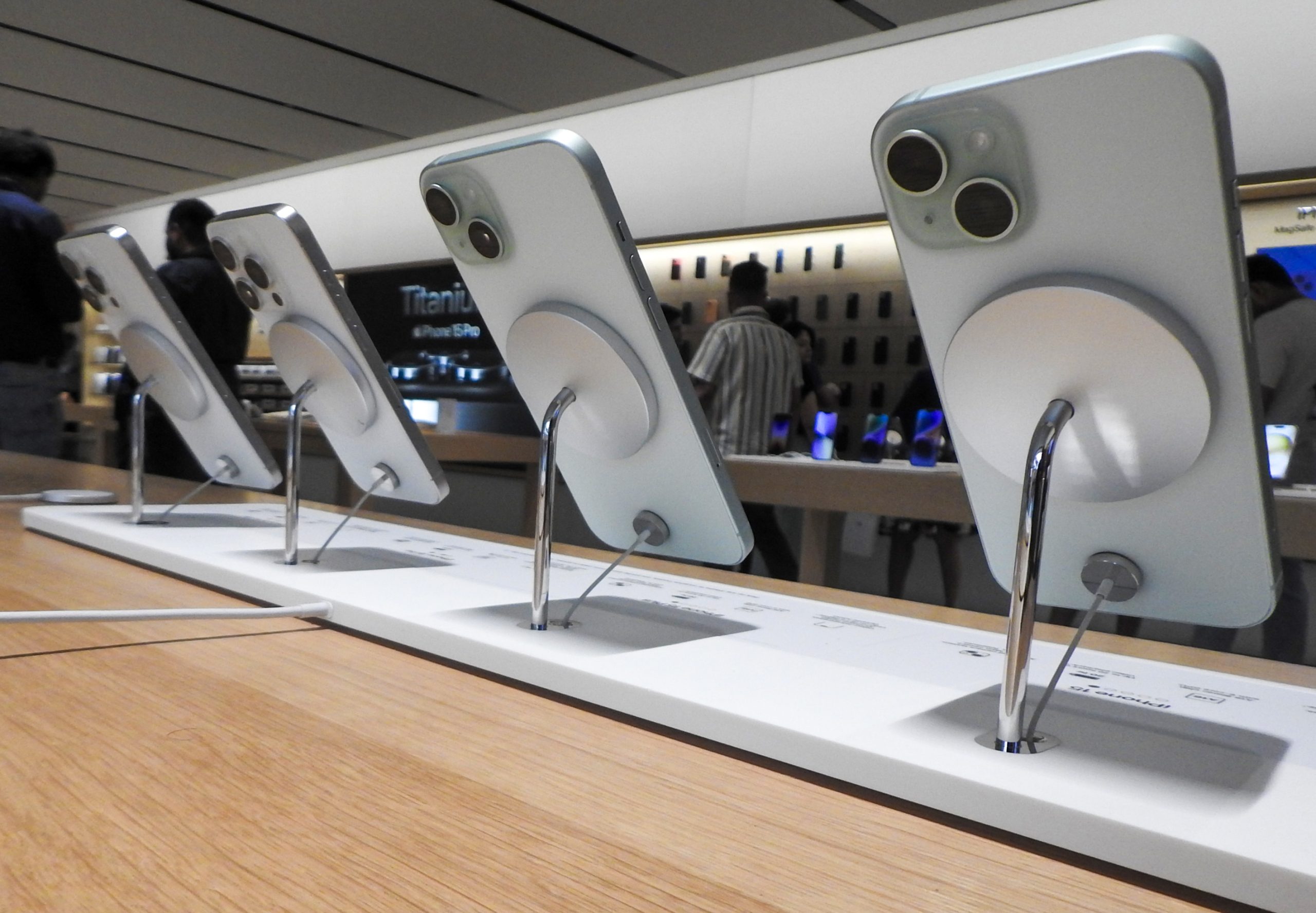 Apple eyes using AI to design its chips, technology executive says