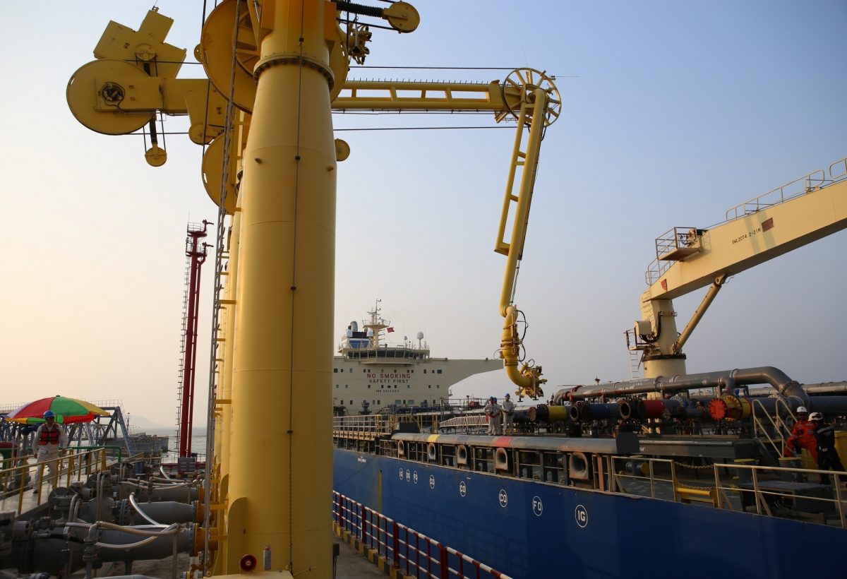 US Eases Iran Sanctions to Allow Oil Sales Amid Peace Talks