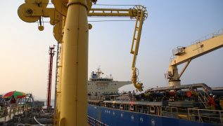 US Eases Iran Sanctions to Allow Oil Sales Amid Peace Talks