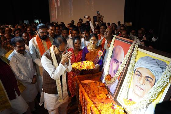 Shivraj Singh pays tribute to martyr Buddhu Nonia in Patna