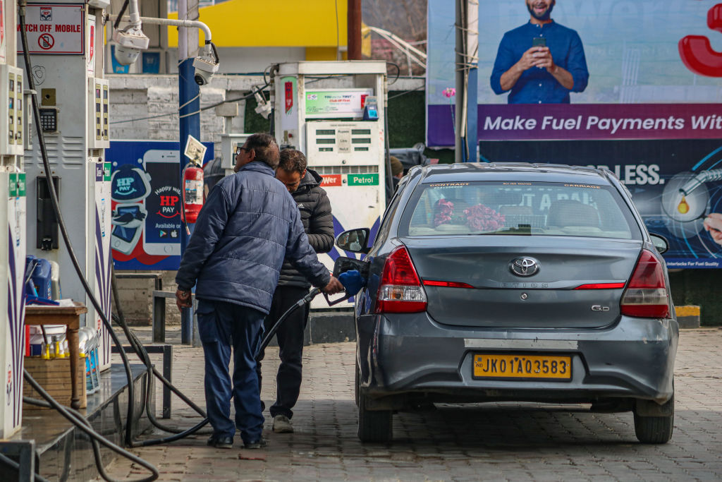 Delhi bans fuel for old vehicles from today