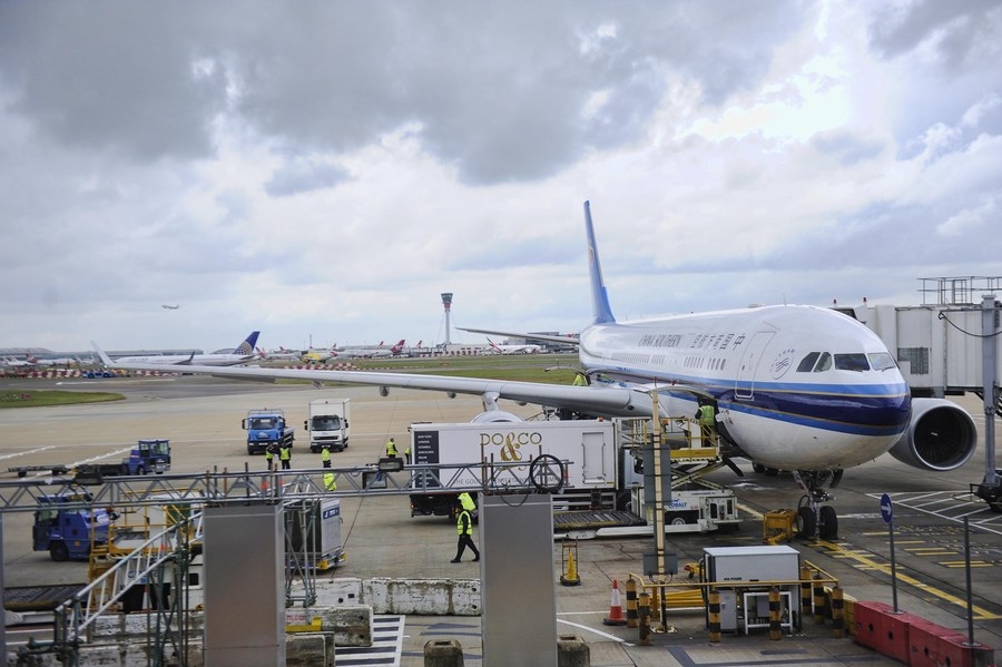 London’s Heathrow hit by more flight cancellations after air traffic failure
