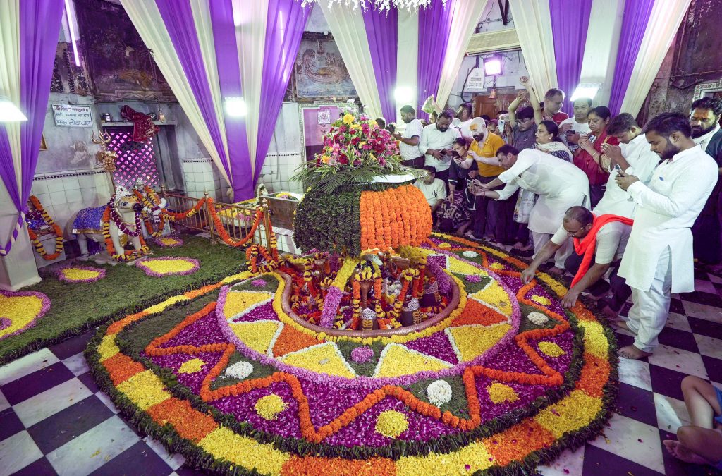 Devotees Offer Prayers on Second Sawan Monday in Amritsar