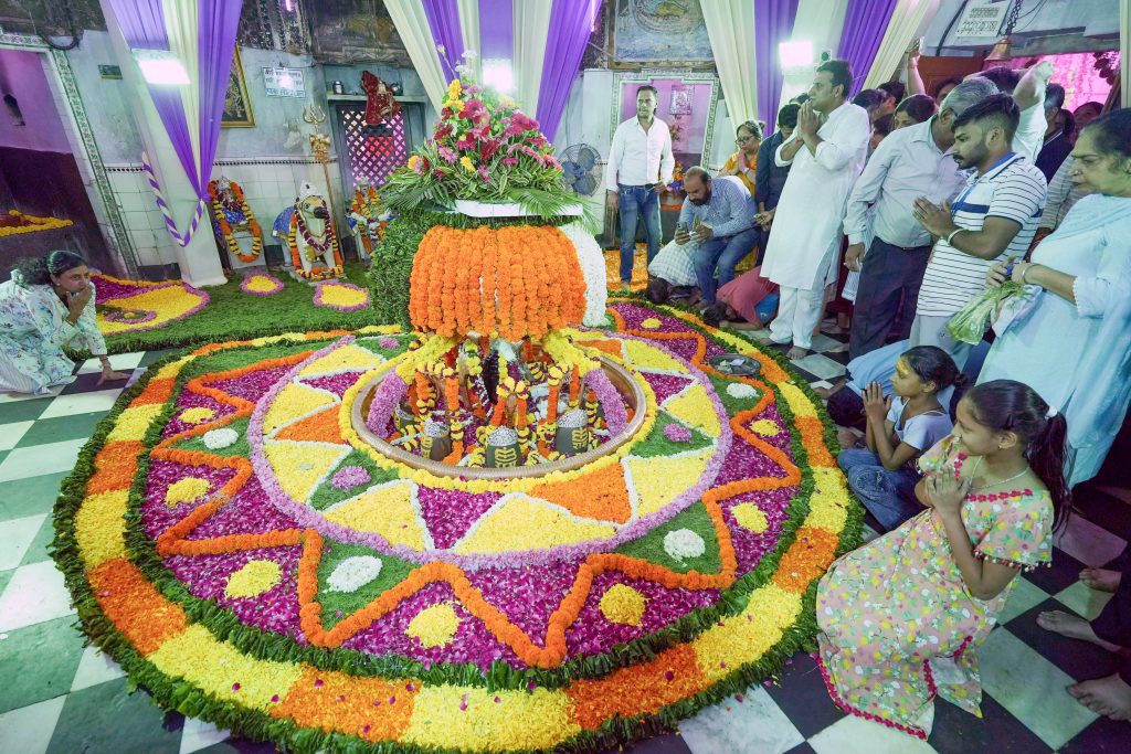 Devotees Offer Prayers on Second Sawan Monday in Amritsar