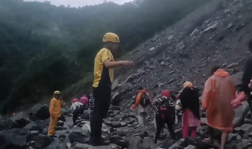 SDRF rescues 40 devotees stranded due to landslide in Uttarakhand's Sonprayag