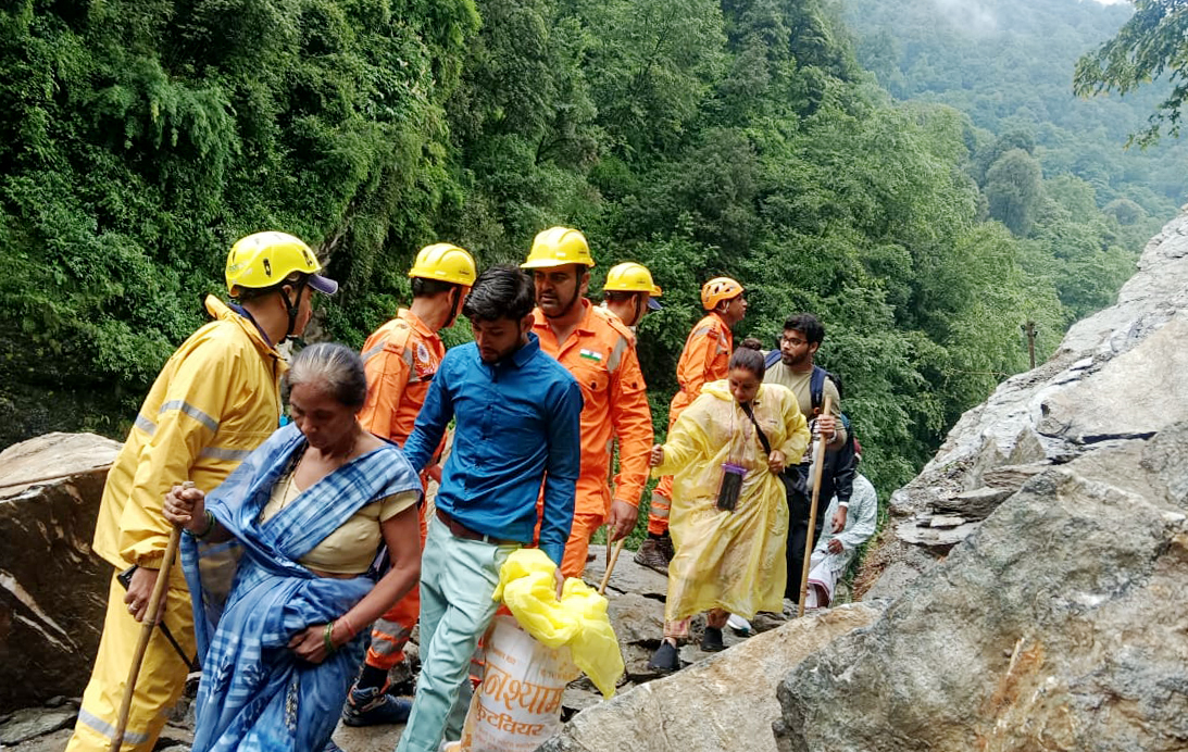 Uttarakhand SDRF rescues a group of 22 lost persons from Rishikesh