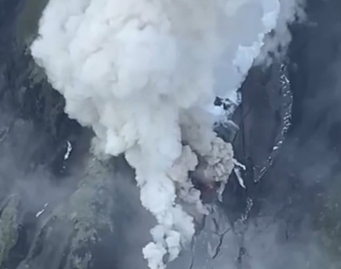 Russian volcano sends ash plume 10 km high in Kamchatka
