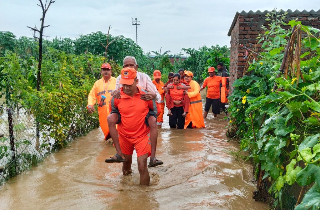 Udham Singh Nagar: SDRF Rescues People in Waterlogged Rudrapur