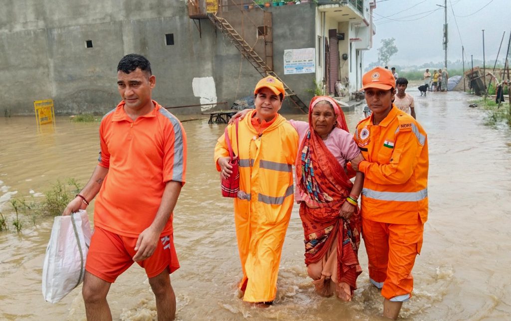 Udham Singh Nagar: SDRF Rescues People in Waterlogged Rudrapur