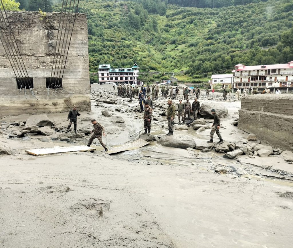 Uttarkashi: Indian Army personnel carry out rescue operations