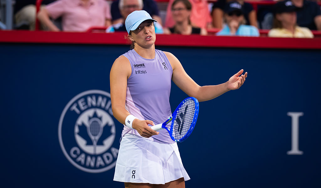 Swiatek sinks, Osaka shines at Canadian Open