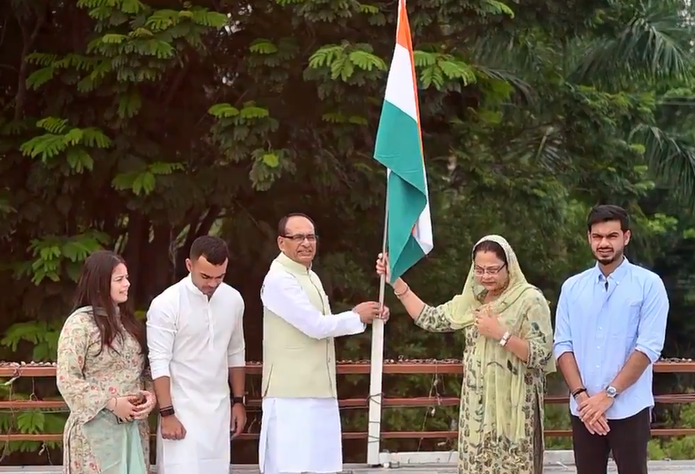 Union Minister Shivraj Singh hoists Tricolour at his Bhopal residence