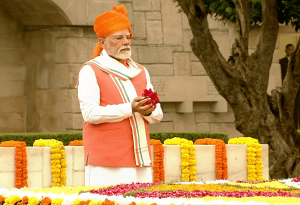 PM Modi pays tribute to Mahatma Gandhi at Rajghat on 79th Independence Day