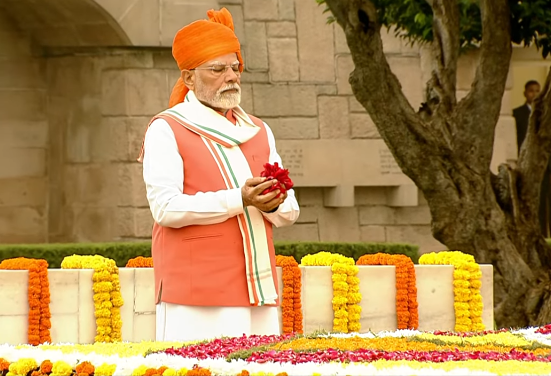 PM Modi pays tribute to Mahatma Gandhi at Rajghat on 79th Independence Day