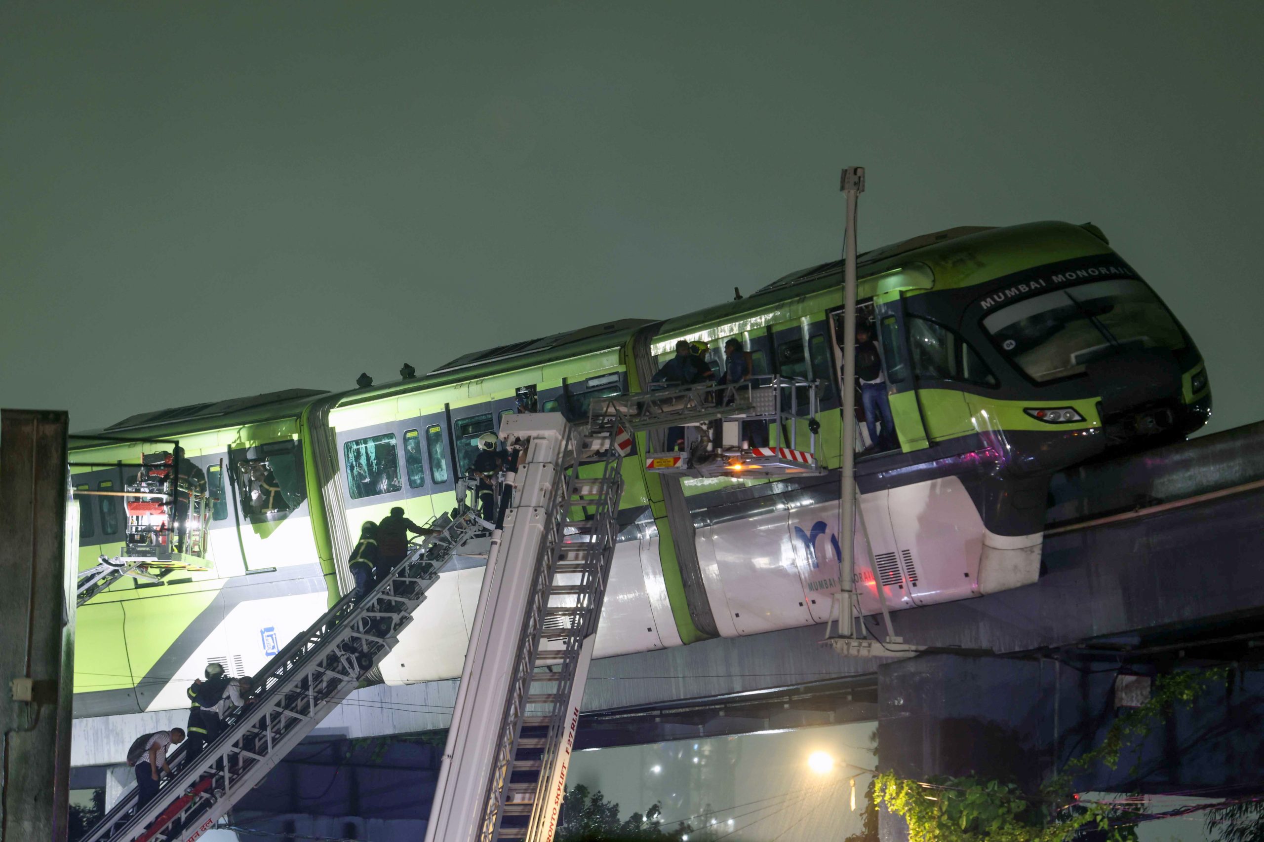 All 582 passengers stuck in Mumbai Monorail rescued, MMRDA to probe incident