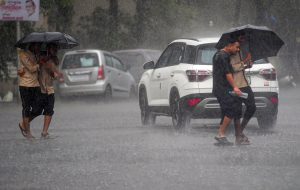 Red alert issued as heavy rain batters Mumbai; schools and colleges closed due to waterlogging