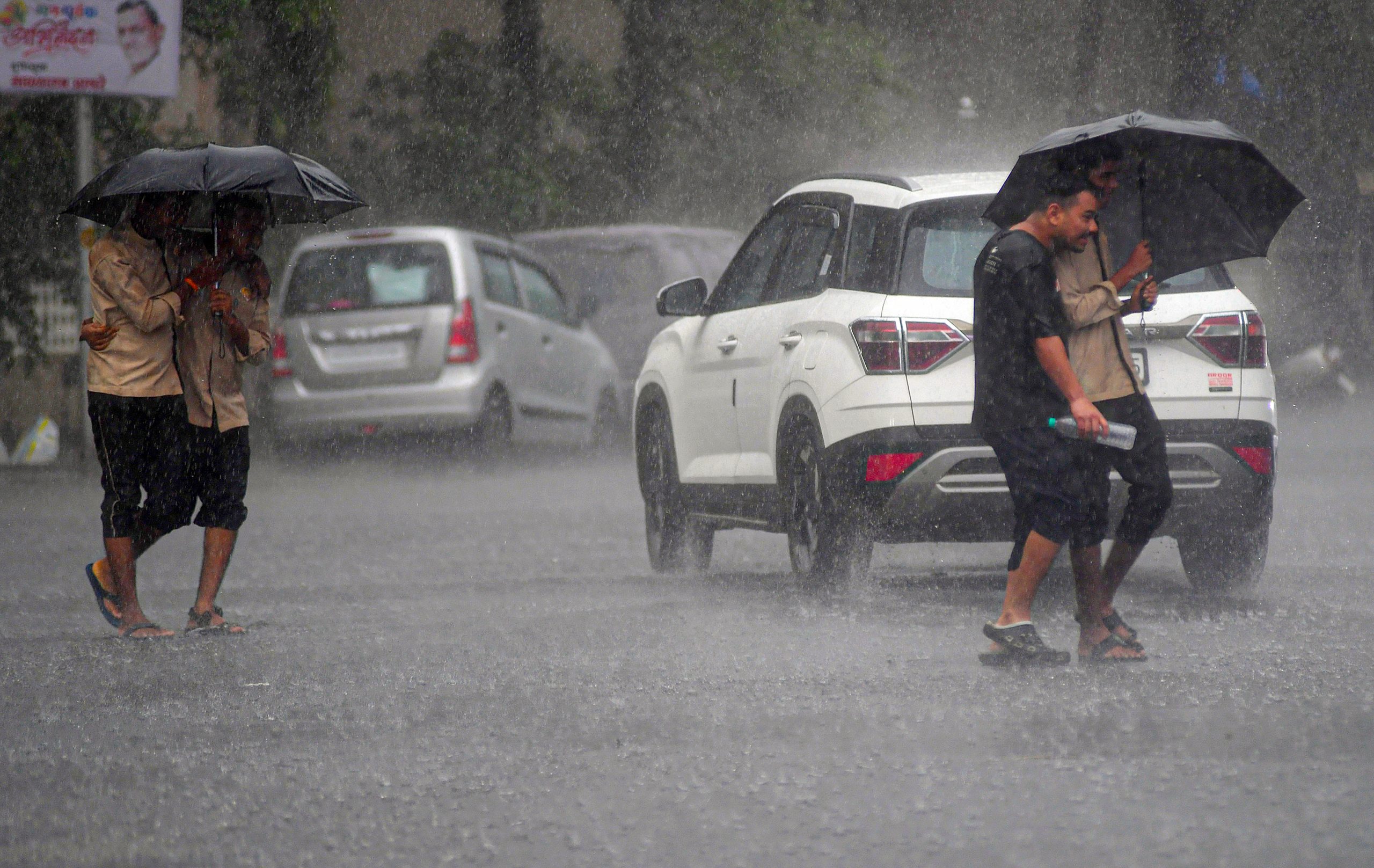 Red alert issued as heavy rain batters Mumbai; schools and colleges closed due to waterlogging