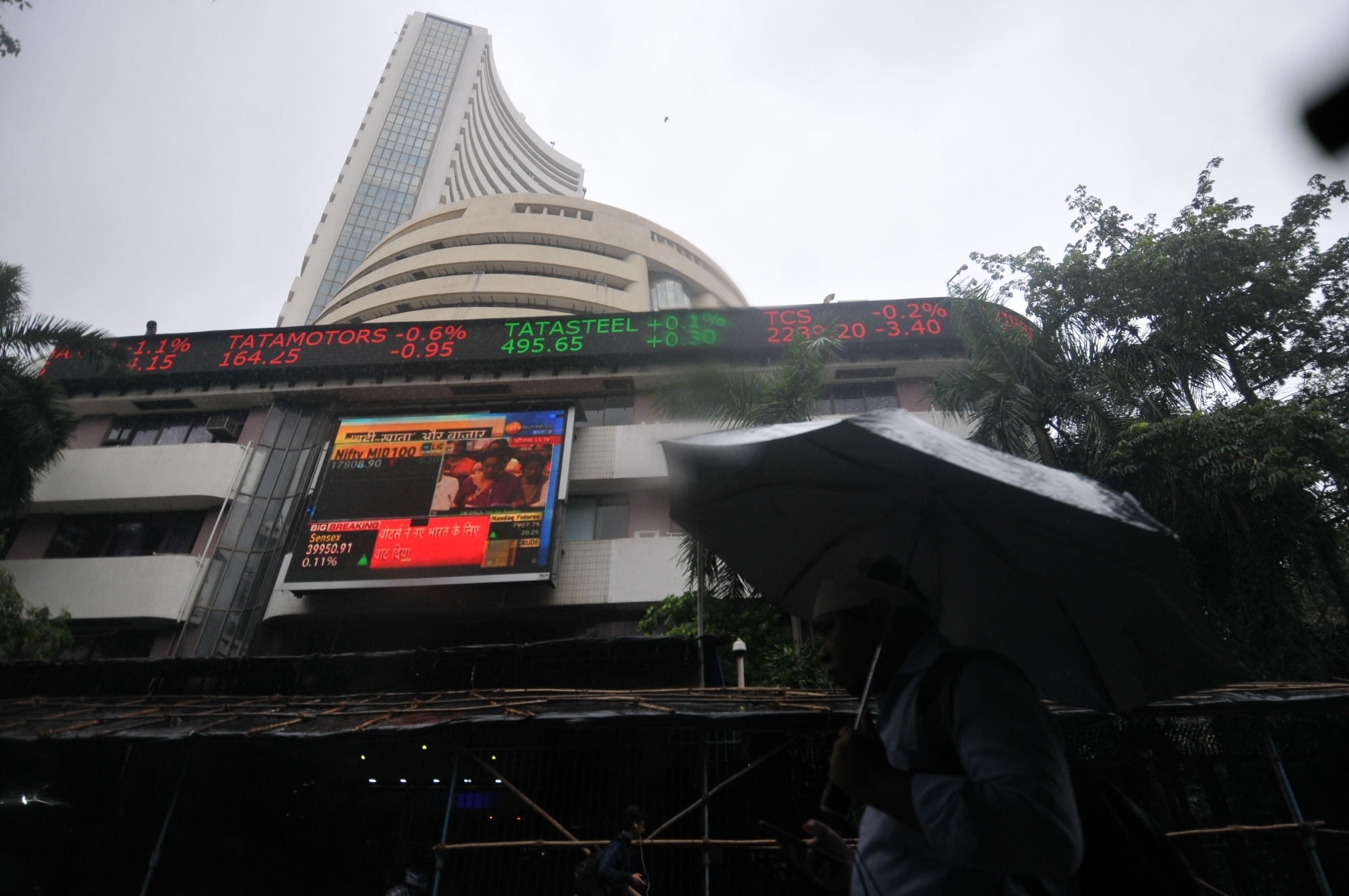 Stock market declines amid selling pressure ahead of additional US tariffs