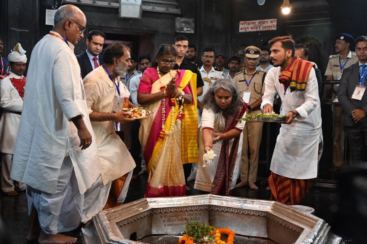 President Droupadi Murmu performs ‘pind daan’ at Gayaji