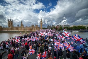 Police and protesters scuffle as 110,000 join anti-migrant London protest