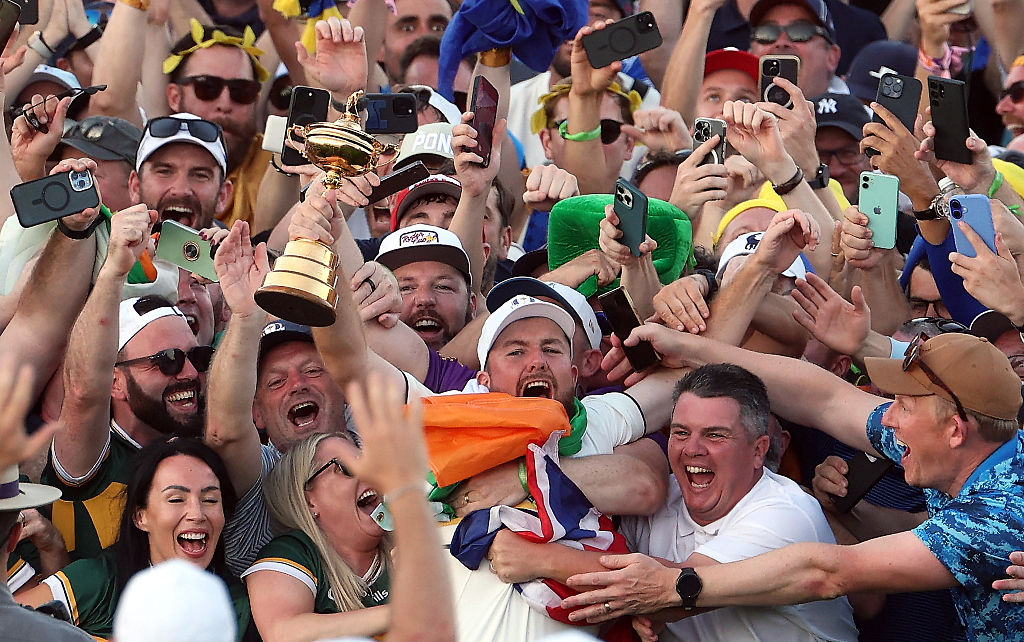 Golf-Europe hold off furious US charge to win Ryder Cup