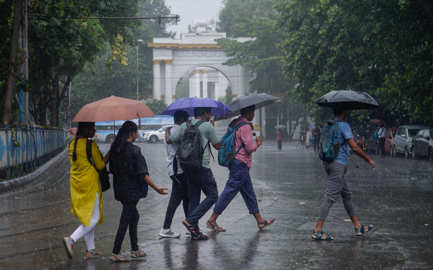 IMD forecasts heavy rainfall across eastern and peninsular India; Delhi to see partly cloudy skies