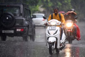 IMD issues orange alert for three Maharashtra districts, moderate rain and thunderstorm likely