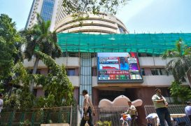 Stock markets decline in early trade amid rising crude oil prices